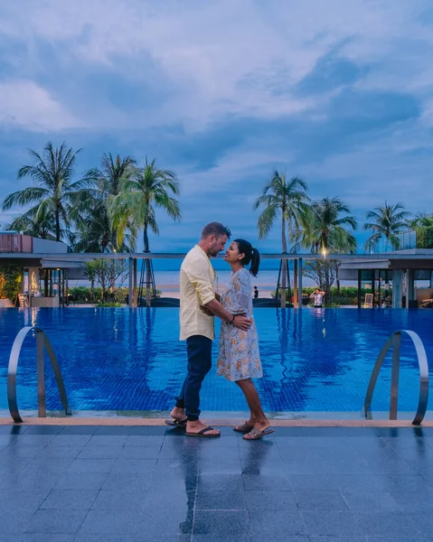 Paar man en vrouw op een luxe vakantie in Thailand — Stockfoto
