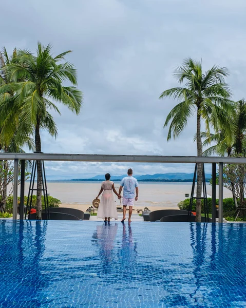 Paar man en vrouw op een luxe vakantie in Thailand — Stockfoto