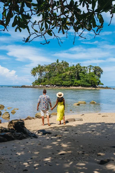 Paar man en vrouw wandelen op een strand in Thailand, man en vrouw mid-leeftijd wandelen strand van Nai Yang in Phuket — Stockfoto