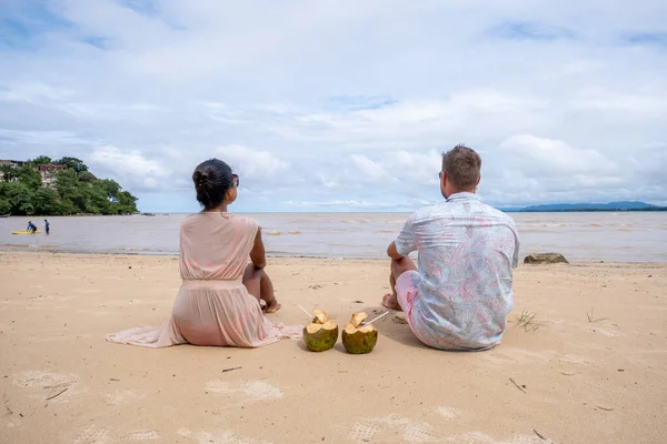 Casal homem e mulher em umas férias de luxo na Tailândia — Fotografia de Stock