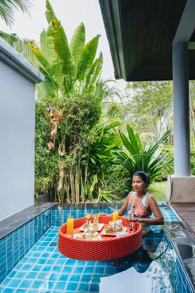 Colazione galleggiante in piscina, tè pomeridiano o colazione galleggiante in piscina — Foto Stock