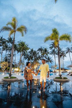 Tayland 'da gün batımında palmiye ağaçlarıyla dolu lüks yüzme havuzu