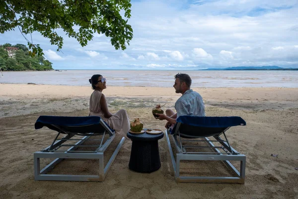 Relajarse en una hamaca en la playa en Phuket Tailandia, pareja de hombres y mujeres y unas vacaciones de lujo en Tailandia —  Fotos de Stock