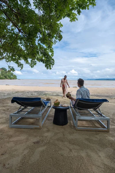 Coppia uomo e donna in vacanza di lusso in Thailandia — Foto Stock