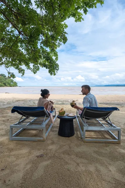 Paar man en vrouw op een luxe vakantie in Thailand — Stockfoto