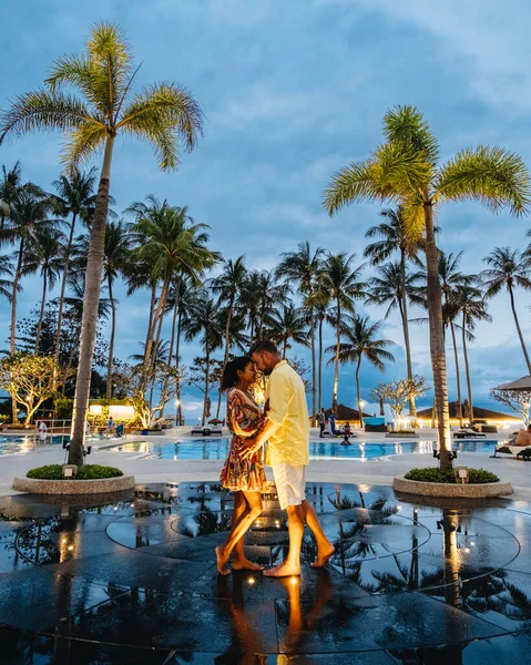 Luxus medence pálmafákkal éjszaka napnyugtakor Thaiföldön — Stock Fotó