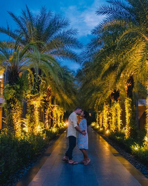 Casal homem e mulher em umas férias de luxo na Tailândia — Fotografia de Stock