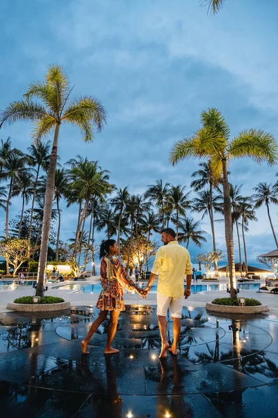 Piscina di lusso con palme di notte durante il tramonto in Thailandia — Foto Stock