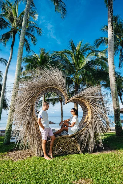 Coppia sulla spiaggia di Le Meridien Phuket, spiaggia tropicale a Phuket, uomo e donna in vacanza in Thailandia — Foto Stock