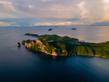 Koh Phi Phi Tayland, Turkuaz berrak su Tayland Koh Pi Pi, Tayland 'daki Koh Phi Adası' nın hava manzarası