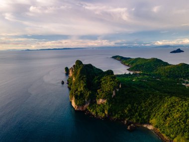 Koh Phi Phi Tayland, Turkuaz berrak su Tayland Koh Pi Pi, Tayland 'daki Koh Phi Adası' nın hava manzarası
