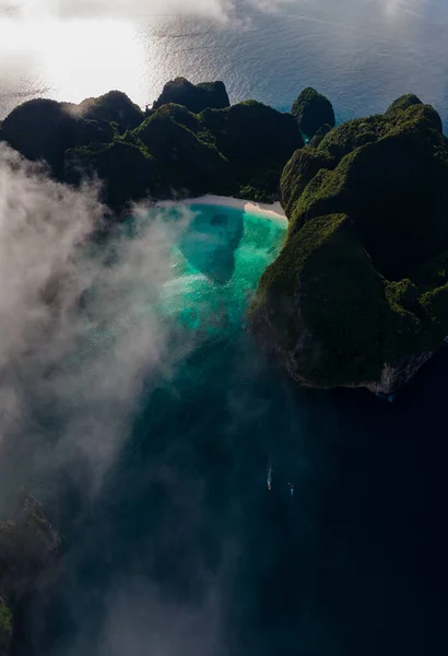 Maya Bay Koh Phi Phi Thailand, Turquoise clear water Thailand Koh Pi Pi, Γραφική εναέρια άποψη του νησιού Koh Phi Phi στην Ταϊλάνδη — Φωτογραφία Αρχείου