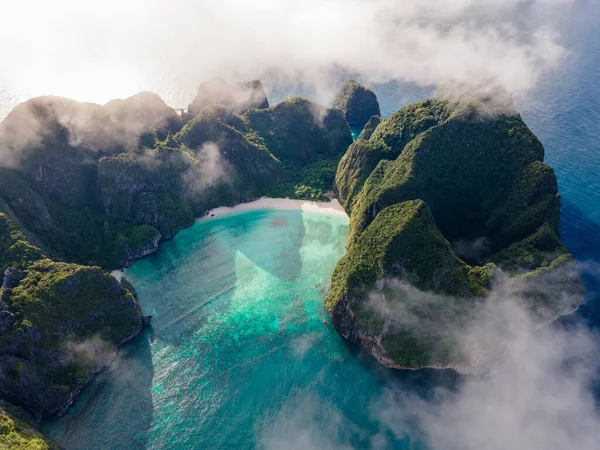 มายา เบย์ เกาะพีพี ประเทศไทย น้ําทะเลใสสีเทอร์ควอยส์ ประเทศไทย เกาะปิพี วิวทางอากาศที่งดงามของเกาะพีพีในประเทศไทย — ภาพถ่ายสต็อก