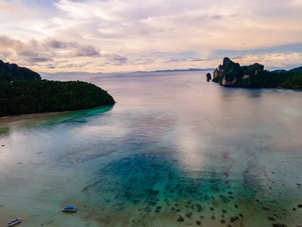 コ・ピピ島(タイ) 、ターコイズブルーの澄んだ水タイコ・ピピ島(タイ)の風景空撮 — ストック写真