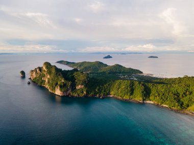 Koh Phi Phi Tayland, Turkuaz berrak su Tayland Koh Pi Pi, Tayland 'daki Koh Phi Adası' nın hava manzarası