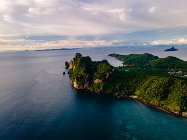 Koh Phi Phi Tayland, Turkuaz berrak su Tayland Koh Pi Pi, Tayland 'daki Koh Phi Adası' nın hava manzarası