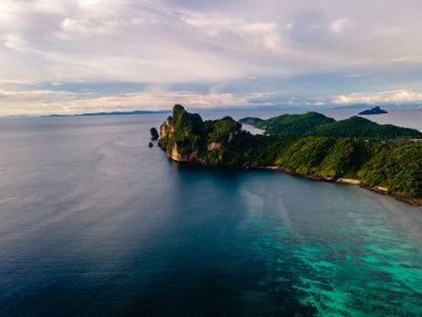 Koh Phi Phi Tayland, Turkuaz berrak su Tayland Koh Pi Pi, Tayland 'daki Koh Phi Adası' nın hava manzarası