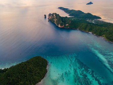 Maya Körfezi Koh Phi Tayland, Turkuaz berrak su Tayland Koh Pi Pi, Tayland 'da Koh Phi Adası manzaralı