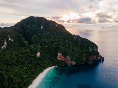 Maya Körfezi Koh Phi Tayland, Turkuaz berrak su Tayland Koh Pi Pi, Tayland 'da Koh Phi Adası manzaralı