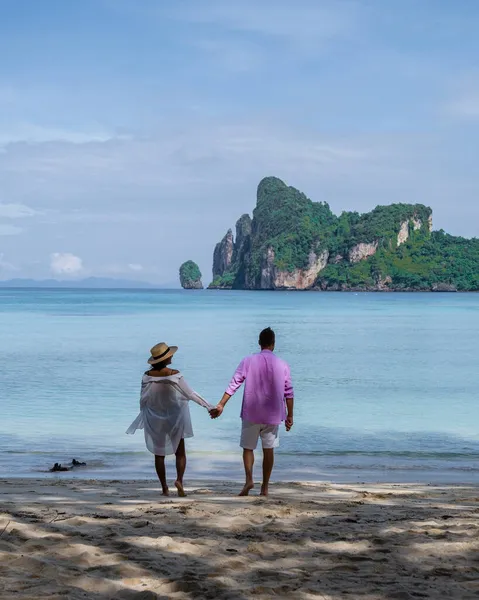 コ・ピピ島(タイ) 、ターコイズブルーの澄んだ水タイコ・ピピ島(タイ)の風景空撮 — ストック写真