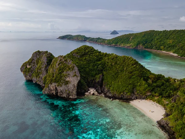 コ・ピピ島(タイ) 、ターコイズブルーの澄んだ水タイコ・ピピ島(タイ)の風景空撮 — ストック写真
