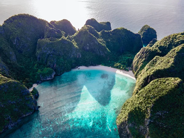 Maya Bay Koh Phi Phi Thailand, Turquoise clear Thailand Koh Pi, Scenic air view of Koh Phi Island in Thailand — стокове фото
