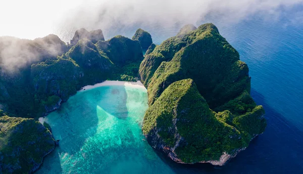 Maya Bay Koh Phi Phi Tailandia, aguas cristalinas turquesas Tailandia Koh Pi Pi, Vista aérea escénica de la isla de Koh Phi Phi en Tailandia — Foto de Stock