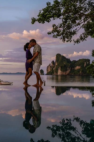 Koh Phi Phi Tayland, Turkuaz berrak su Tayland Koh Pi Pi, Tayland 'daki Koh Phi Adası' nın hava manzarası — Stok fotoğraf