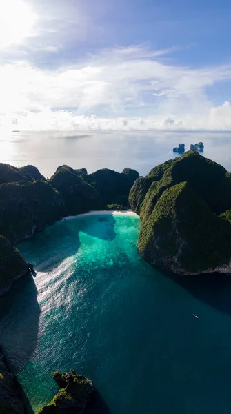 Maya Bay Koh Phi Phi Thailand, Turquoise cleanwater Thailand Koh Pi Pi, Scenic air view of Koh Phi Phi Island in Thailand — стоковое фото