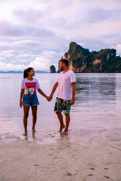 Ко Пхи Пхи Таиланд, бирюзовая чистая вода Таиланд Ко Пи Пи (Koh Pi Pi), живописный вид с воздуха острова Пхи Пхи (Koh Phi Phi Island) в Таиланде — стоковое фото