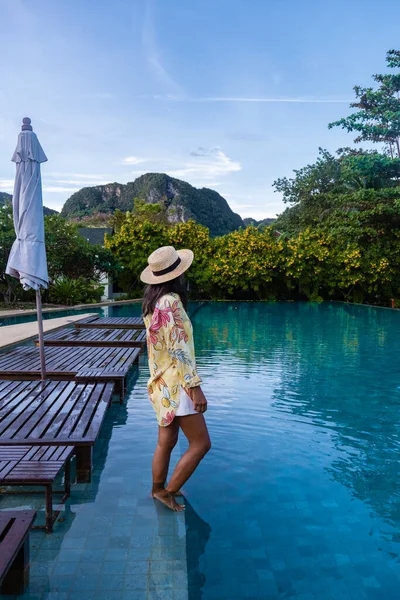 Koh Phi Phi Thailand, Turkos klart vatten Thailand Koh Pi Pi, Scenisk antenn utsikt över Koh Phi Phi Island i Thailand — Stockfoto