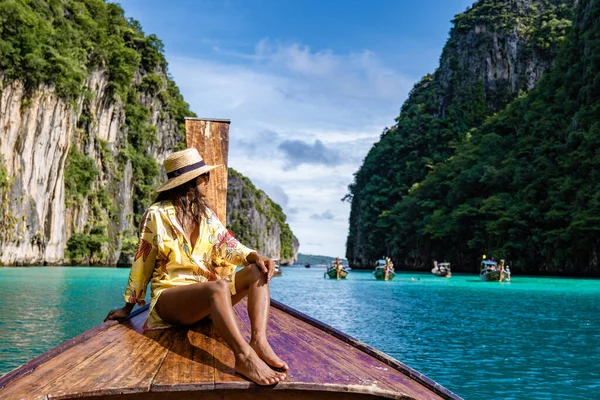 Maya Bay Koh Phi Phi Tailandia, aguas cristalinas turquesas Tailandia Koh Pi Pi, Vista aérea escénica de la isla de Koh Phi Phi en Tailandia —  Fotos de Stock