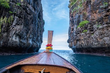 Maya Körfezi Koh Phi Tayland, Turkuaz berrak su Tayland Koh Pi Pi, Tayland 'da Koh Phi Adası manzaralı