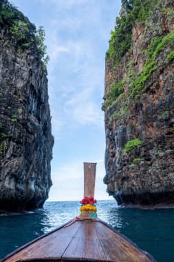Maya Körfezi Koh Phi Tayland, Turkuaz berrak su Tayland Koh Pi Pi, Tayland 'da Koh Phi Adası manzaralı