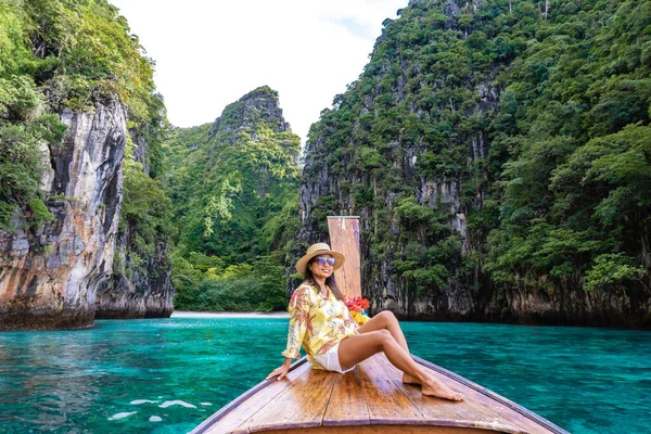 Maya Bay Koh Phi Phi Tailandia, aguas cristalinas turquesas Tailandia Koh Pi Pi, Vista aérea escénica de la isla de Koh Phi Phi en Tailandia — Foto de Stock