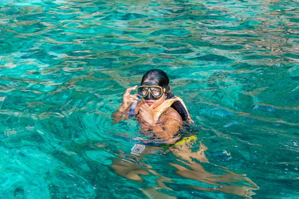 Maya Bay Koh Phi Phi Tajlandia, Turkusowa czysta woda Tajlandia Koh Pi Pi, malowniczy widok z lotu ptaka na wyspę Koh Phi Phi w Tajlandii — Zdjęcie stockowe