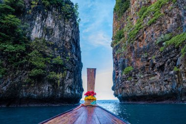 Maya Körfezi Koh Phi Tayland, Turkuaz berrak su Tayland Koh Pi Pi, Tayland 'da Koh Phi Adası manzaralı