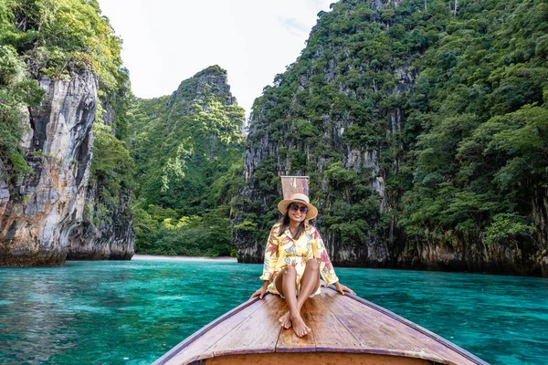Maya Bay Koh Phi Phi Tailandia, aguas cristalinas turquesas Tailandia Koh Pi Pi, Vista aérea escénica de la isla de Koh Phi Phi en Tailandia — Foto de Stock