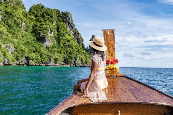 Maya Bay Koh Phi Phi Thailanda, Turcoaz apă limpede Thailanda Koh Pi Pi, vedere aeriană scenică a insulei Koh Phi Phi din Thailanda — Fotografie, imagine de stoc