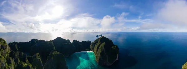 Maya Bay Koh Phi Phi Thailand, Turkos klart vatten Thailand Koh Pi Pi, Scenisk antenn vy över Koh Phi Phi Island i Thailand — Stockfoto