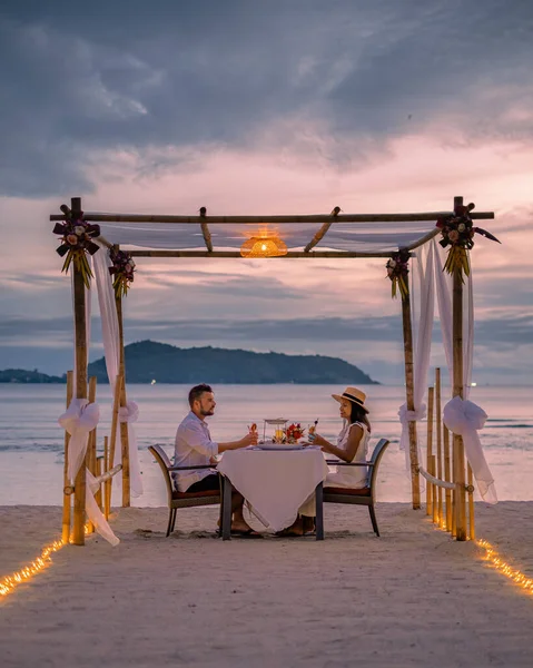 Cena romantica sulla spiaggia, coppia uomo e donna di mezza età che cena romantica sulla spiaggia di Phuket Thailandia — Foto Stock