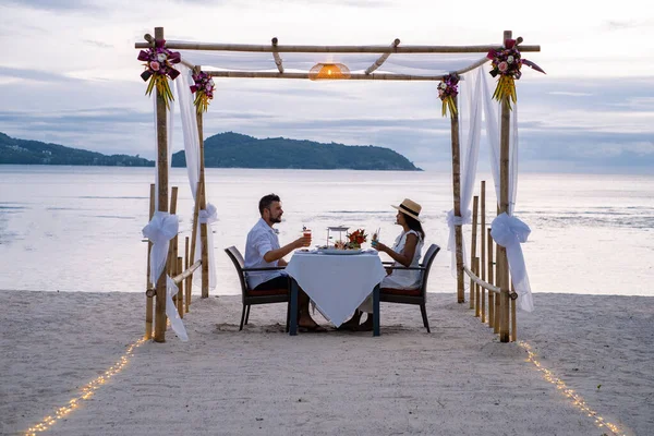 원문 기사보기 해변에서 낭만적 인 저녁 식사를 하고 있는 남녀노소가 푸켓 해변에서 낭만적 인 저녁 식사를 하고 있다 — 스톡 사진