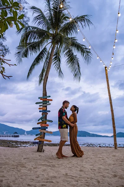 Zonsondergang op het strand in Phuket Thailand, man en vrouw van middelbare leeftijd op vakantie in Thailand Phuket, man en Aziatisch meisje op strandstoel op het strand in Phuket — Stockfoto