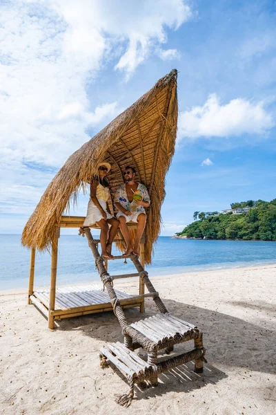 Koppel op het strand in phuket ontspannen op strandstoel, tropisch strand in Phuket Thailand — Stockfoto