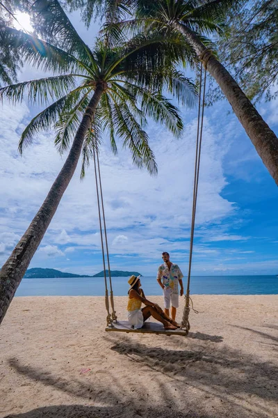 Pareja en la playa en phuket relajante en silla de playa, playa tropical en Phuket Tailandia — Foto de Stock