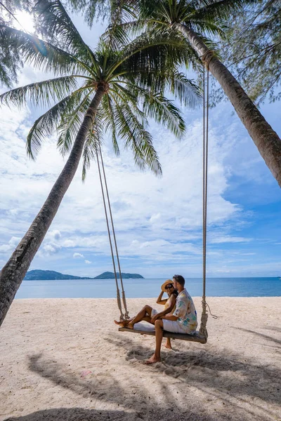 Casal na praia em phuket relaxante na cadeira de praia, praia tropical em Phuket Tailândia — Fotografia de Stock