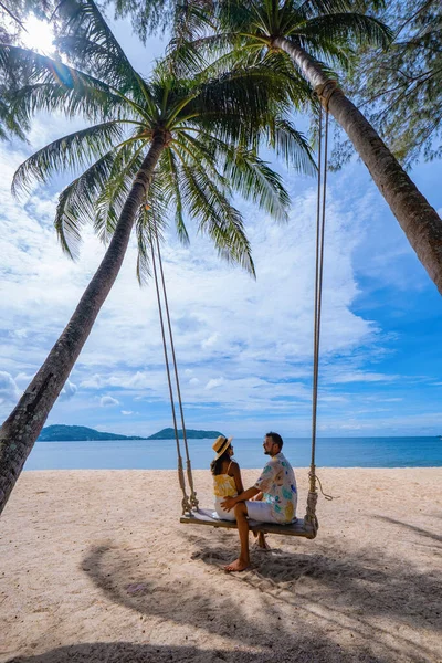Ζευγάρι στην παραλία στο Πουκέτ χαλαρώνοντας στην καρέκλα παραλία, τροπική παραλία στο Πουκέτ της Ταϊλάνδης — Φωτογραφία Αρχείου
