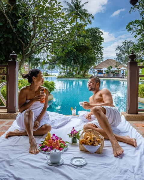 Ζευγάρι πρωινό δίπλα στην πισίνα, άνδρας και γυναίκα σε διακοπές στην Ταϊλάνδη λαμβάνοντας πρωινό με πισίνα — Φωτογραφία Αρχείου