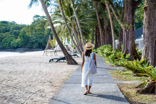 Donna in fron di bungalow sulla spiaggia in una vacanza di lusso in Thailandia — Foto Stock