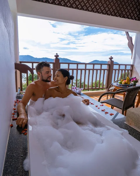 Spa, paar mannen en vrouwen van middelbare leeftijd genieten van spa in Thailand — Stockfoto